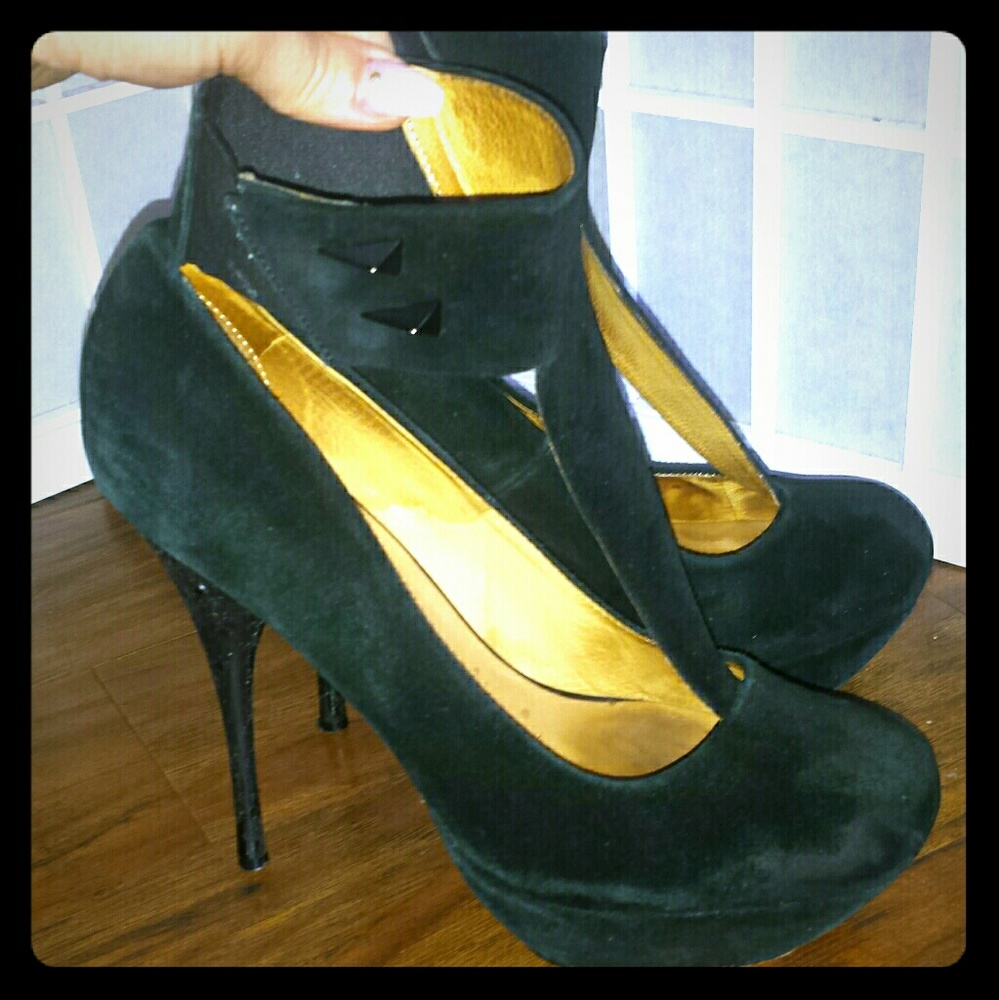 L.A.M.B BLACK SUEDE T STRAP HEELS